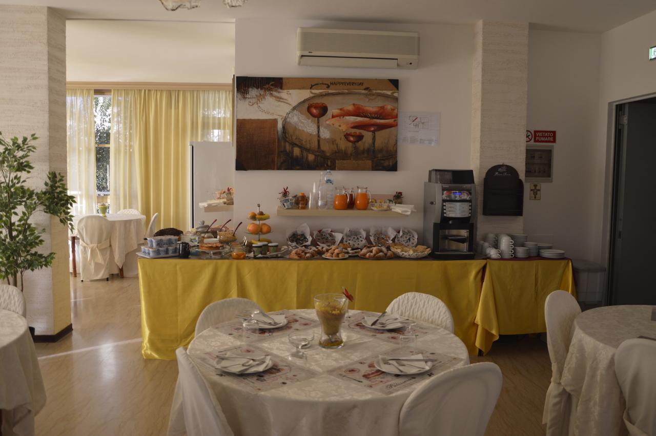 Hotel Fucsia Riccione Exterior foto