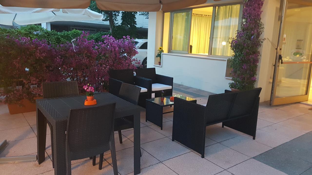 Hotel Fucsia Riccione Exterior foto